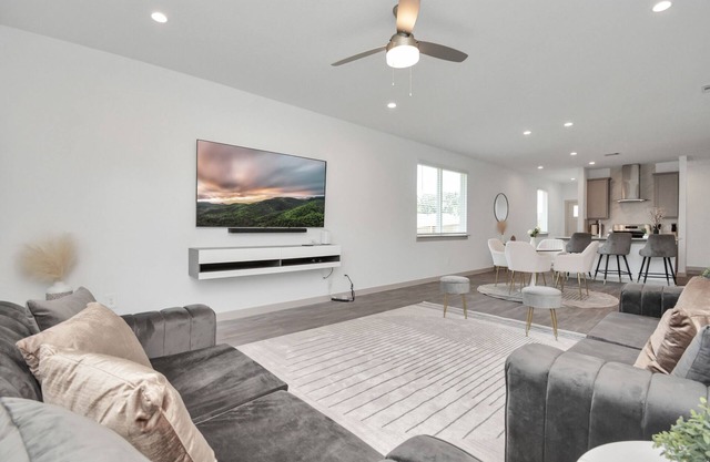 Cozy and Spacious 4-bedroom retreat near Medical Center and Downtown Houston.