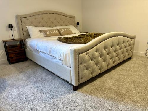 Cozy and Spacious Suite - Private Ensuit Bath - King Bed - Ultra Fast Wifi - Free Parking - Smart TV