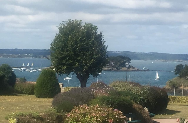 Cozy apartment, very quiet with superb sea views and located 100m from the beaches