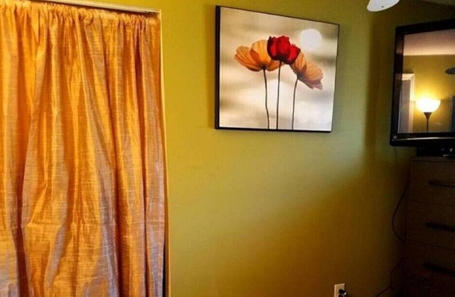 Cozy Apartment, Centrally Located. 15 min from beach