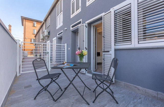 Cozy apartment equipped with all comforts to accommodate up to 3 people, including an outdoor patio where you can enjoy pleasant moments of relaxation. The accommodation is located in the Borgo Panigale district, a very quiet residential area, a few step