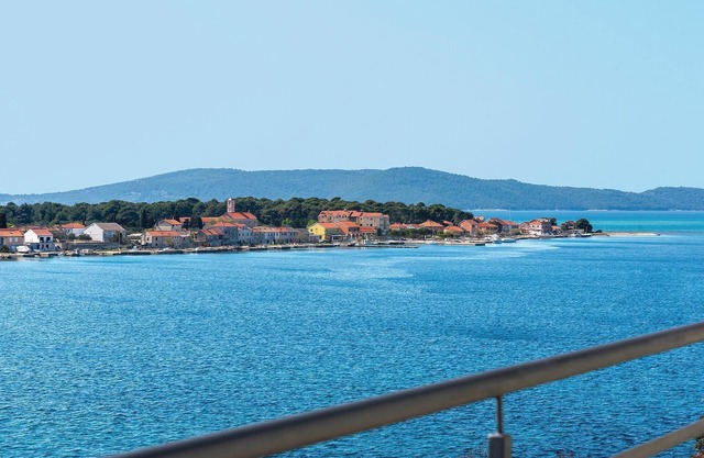 Cozy apartment in Brodarica with WiFi