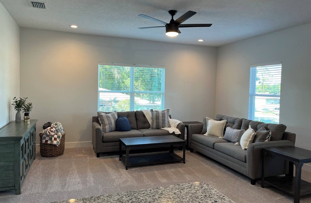 Cozy Apartment in Lake City, only minutes from the baseball fields and food!