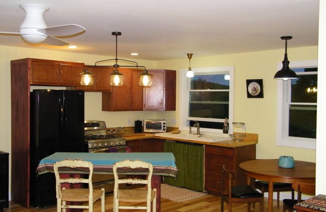 Cozy apartment overlooking our small farm. Family Friendly.