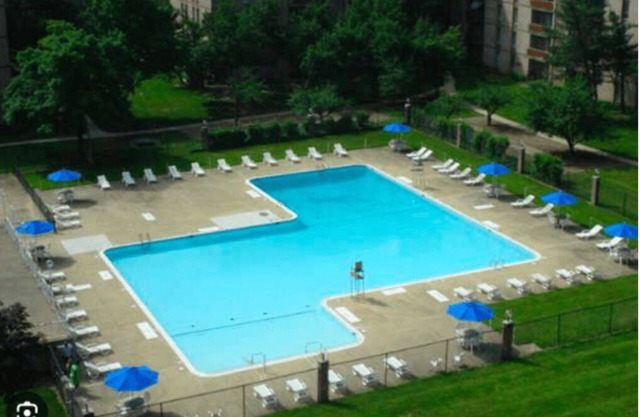 Cozy apartment in District Heights with Heat, WiFi, a pool and a gym.