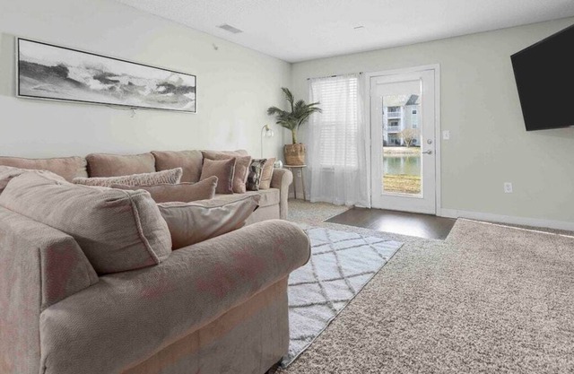 Cozy Apartment with Lakeside View