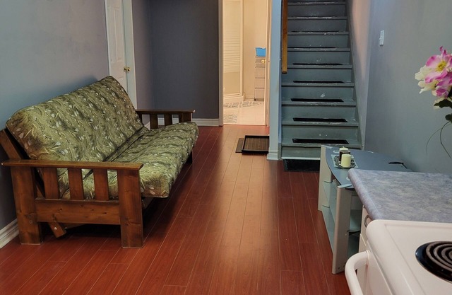 Cozy apartment, walking distance to plazas. Airport pickup/drop off offered.