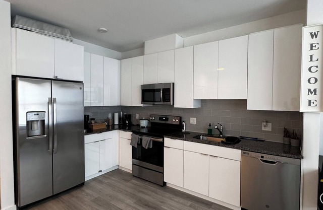 Cozy apartment with working space close to Manhattan