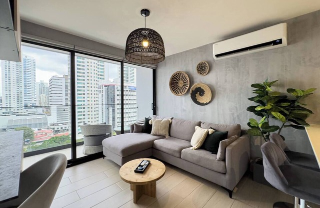 Cozy Apartment with Free Parking Coworking