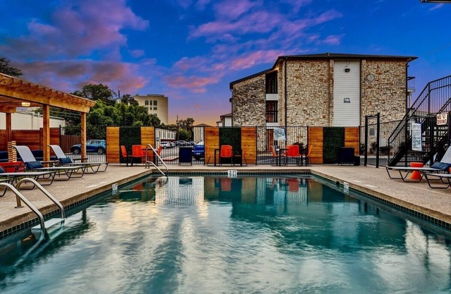 Cozy Apartment with Pool, BBQ and Central Access