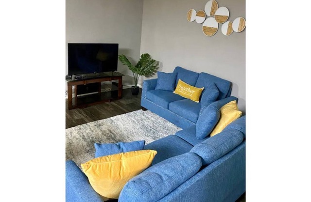 Cozy Apt w/ Free Parking & Fast Wi-Fi