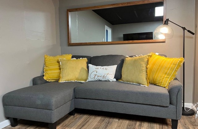 Cozy Artist Apartment, Queen Bed Stylish + WIFI!