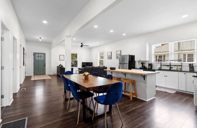 ~Cozy Artsy~Home in West GVL + Pet Friendly + Desk