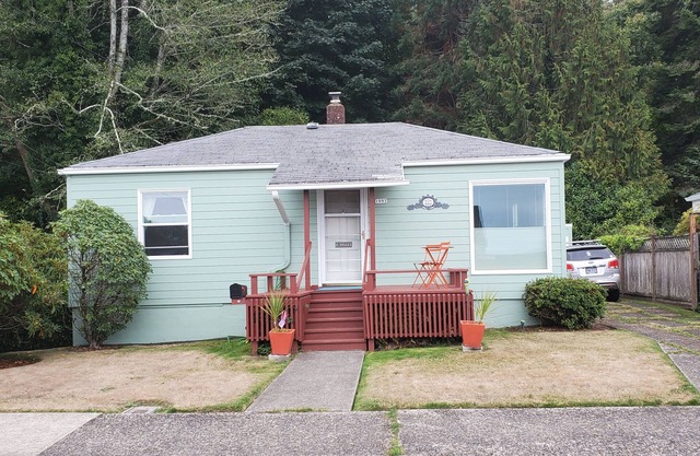 Cozy Astoria Cottage, Million Dollar View, Affordably Priced!