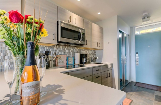 🏖️ Cozy Aviation ✈ Style Lake View Condo @ The Shores