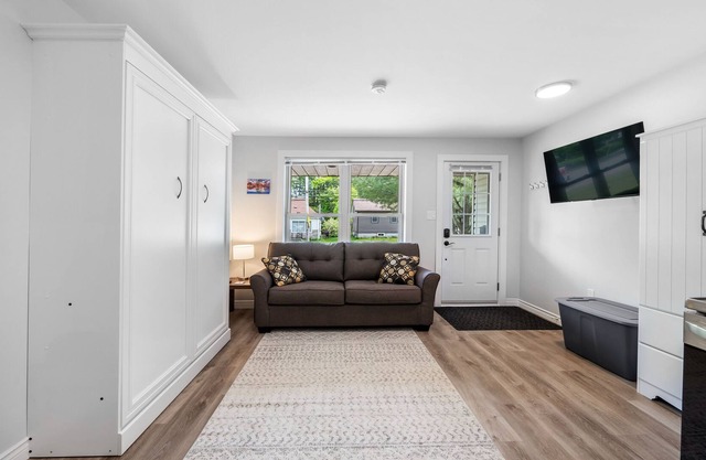 Cozy Bachelor unit 1 km from Georgian Bay!