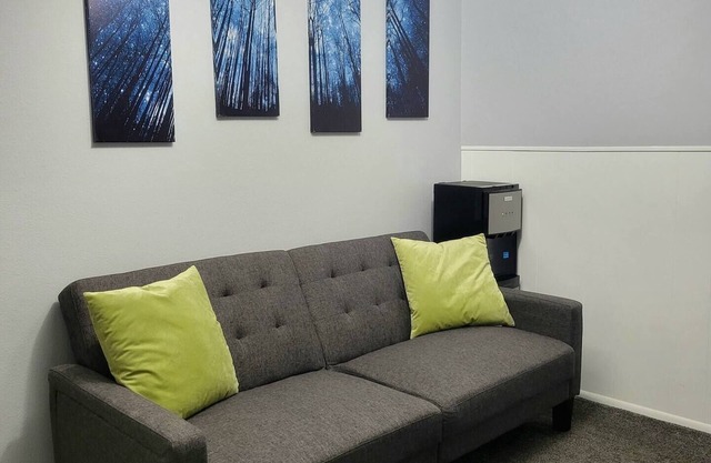 Cozy Basement near downtown & major highwaysnn