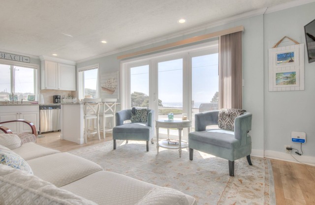Cozy Beach Beauty is Steps from Roads End State Park!