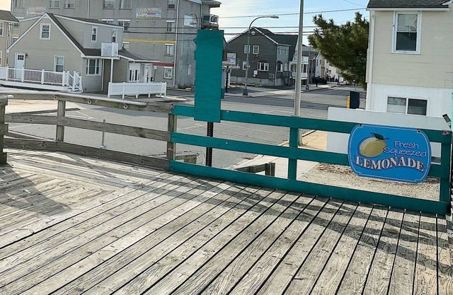 Cozy Beach Block Retreat w/Free Parking & Balcony [1215-4]