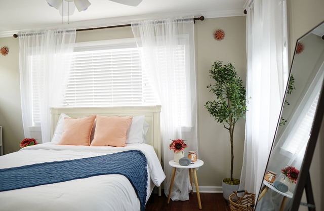 Cozy Beach Block Home ~ Private yard with BBQ grill & Lounging Rooftop deck