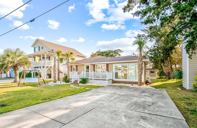 Cozy beach cottage only 2 blocks from the beach & shops, near golf