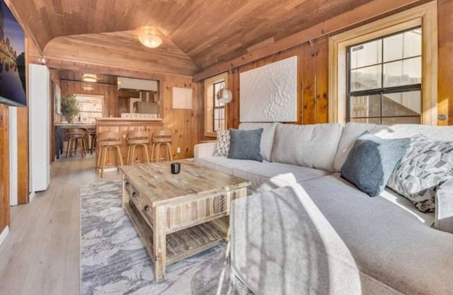 Cozy Beach Cabin, Steps from Beach/Bay!