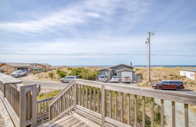 Cozy Beach Castle has Panoramic Views, Wrap-Around Deck With Ocean Views!