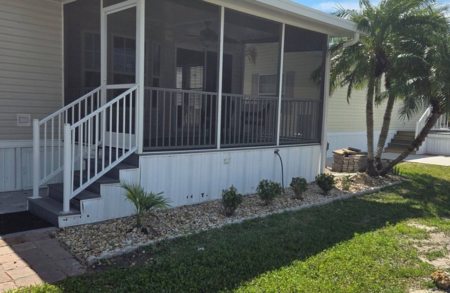Cozy beach cottage.just a few miles from Ft Myers, Sanibel and Bunche beaches
