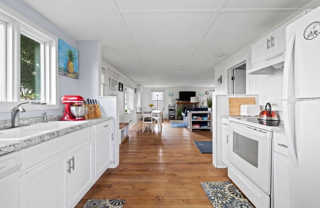 Cozy Beach Cottage with Beautiful Water Views on Great Island!