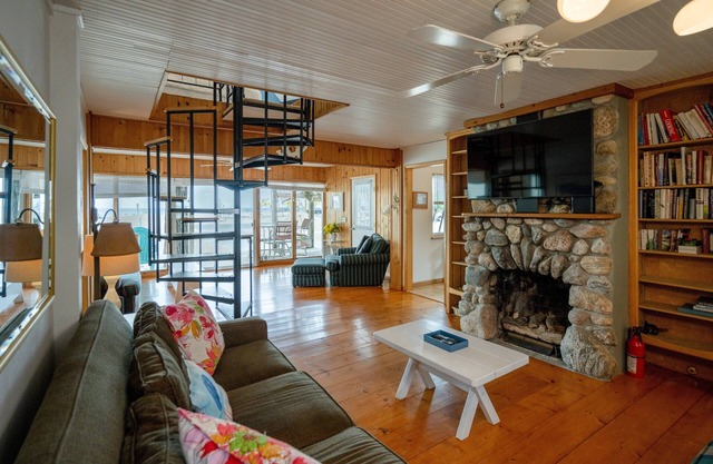 Cozy Beach Cottage w/Amazing Lake Views, Beach