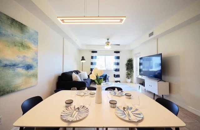★Cozy Beach Escape★ 0.9 miles from Clams Pass Beach !