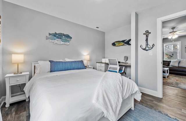 Cozy beach get away situated between the ocean and sound. Pet friendly!