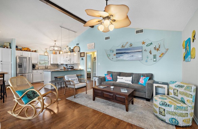 Cozy beach house - 3 minute walk to beach - with everything you need to relax!