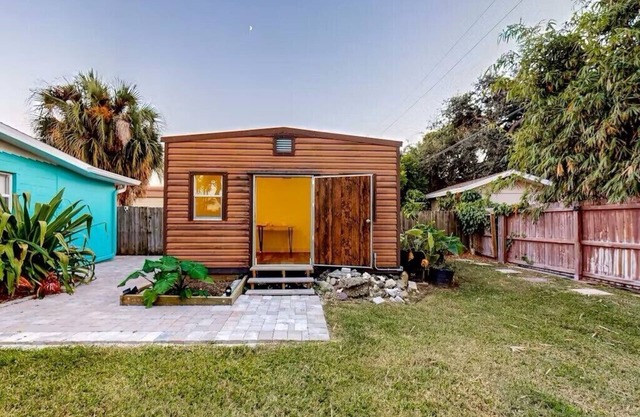 Cozy Beach Retreat: Walk to Cocoa Beach