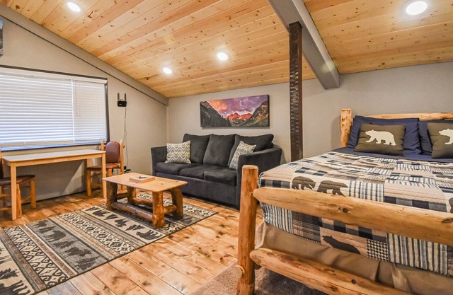 Cozy Bear Cabin with Mountain Views