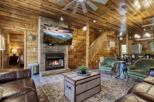 Cozy Bear Lodge, Game Room, Theater Room, Hot Tub, Free Attraction Tickets, WIFI Sleeps 20!