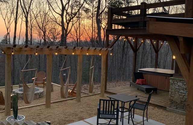 Cozy Bear Lodge Log Cabin, Big Green Egg, Outdoor Grill Station, Hot Tub grotto