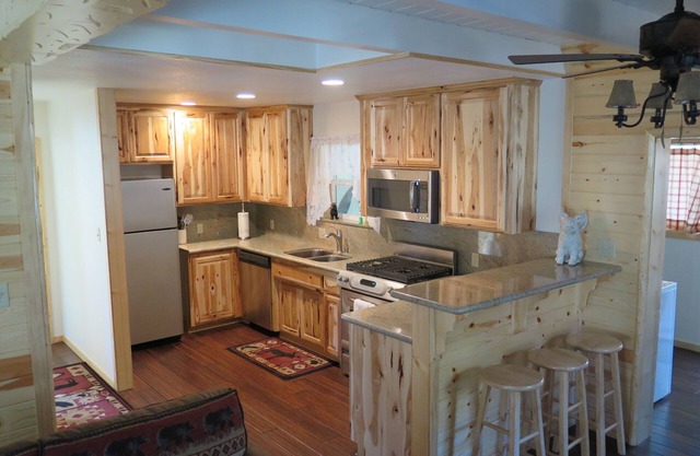 Cozy Big Bear Lake family cottage, at the foot of Ski Summit!