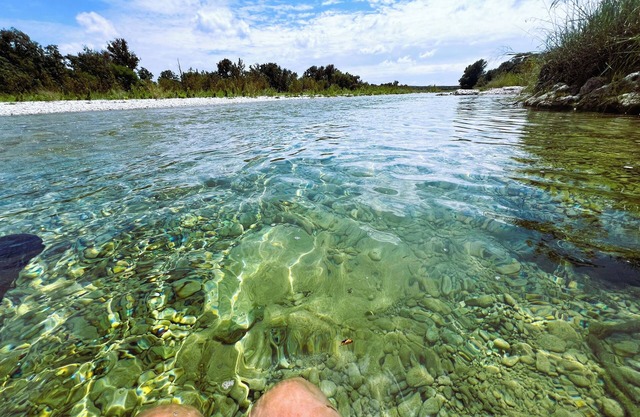 Cozy BLUE CABIN/Private River front and nice swimming holes on the Nueces River!