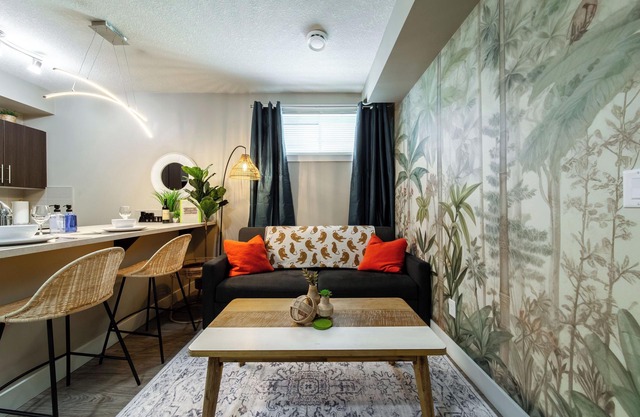 Cozy Boho Jungle Themed Suite w/Double Queen Beds