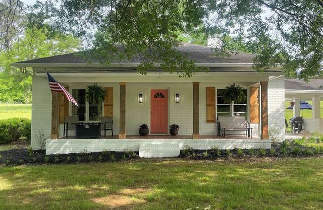 Cozy brick farmhouse within walking distance to Serenbe. Pet-Friendly!