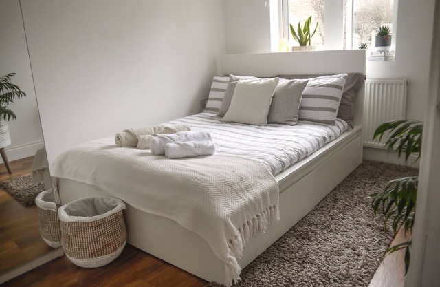 Cozy, bright and immaculate double bedroom with ensuite bathroom.n