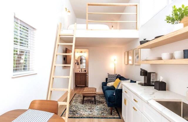 Cozy & Bright Mid-Century Gem in Eastside Action!
