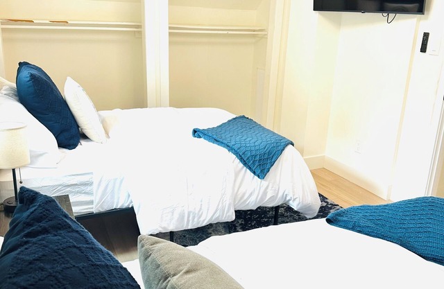 Cozy, Bright, & Modern Youngstown Home, Unit 3