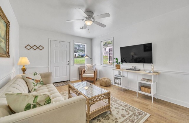 Cozy, Bright Suite w/King Bed