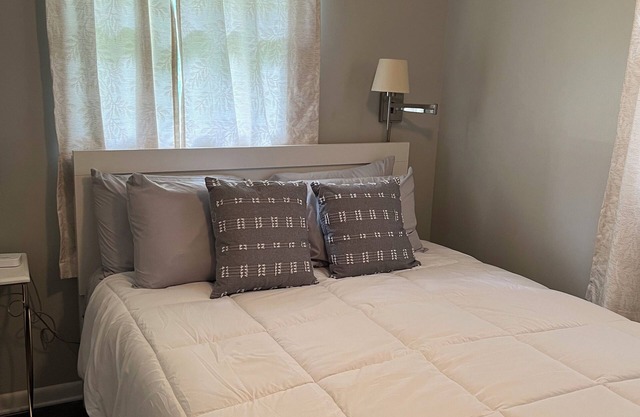 Cozy Bristol Jungalow Apartment- 2 blocks from King College - 2 bd/1 bath