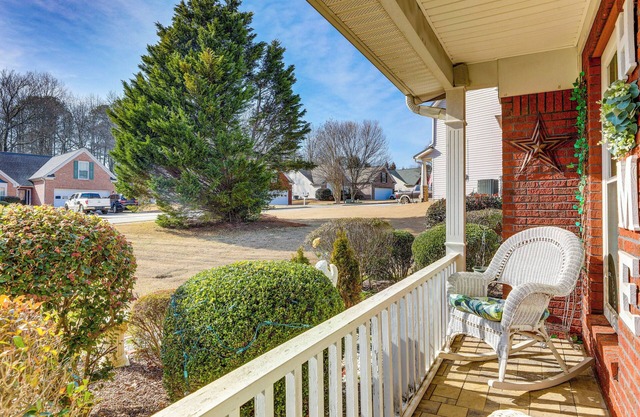 Cozy Buford Home w/Piano ~ Mins to Lake Lanier!