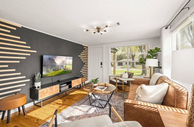 Cozy bungalow in charming Old Town Tomball