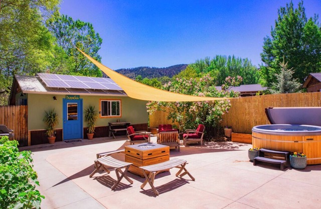 Cozy Bungalow & Luxury Hot Tub!