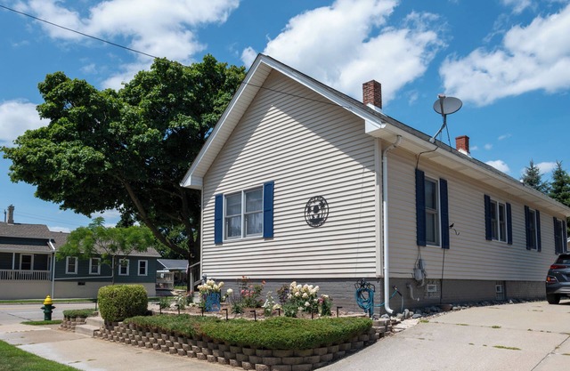 Cozy Bungalow, one car garage, walking distance to beaches, downtown.n